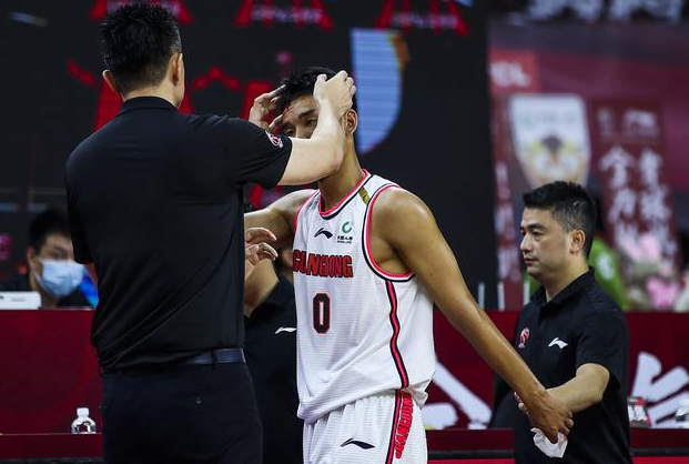 包含广东宏远内部会议纪要流出——清晨官宣签约；葡超使命明确；阵容厚度经受考验的词条